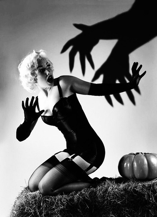 vintage-halloween-pinup2