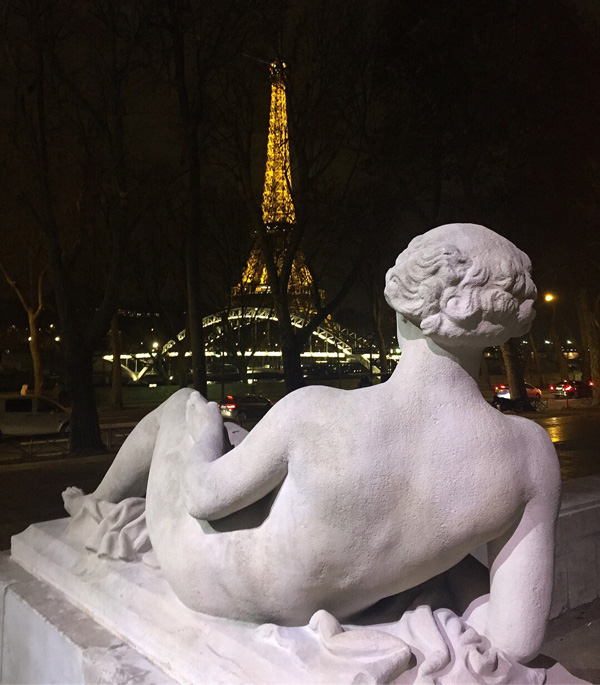 Stephanie Hynes photographs Eiffel Tower behind statue in Paris
