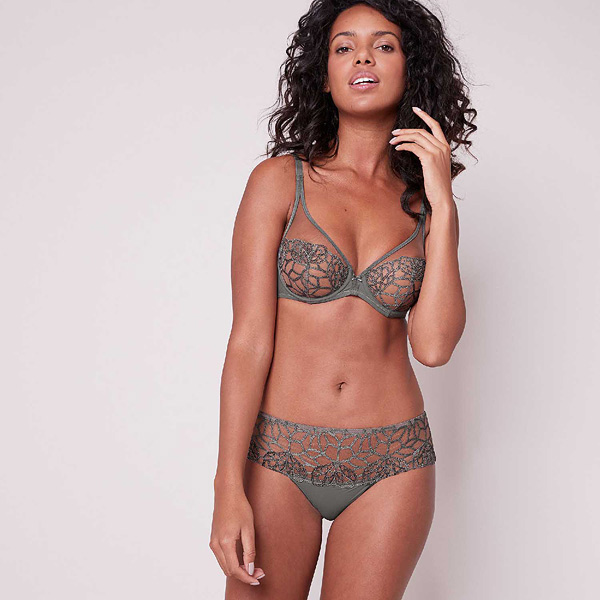 Simone Perele Java Full Coverage Plunge featured on Lingerie Briefs